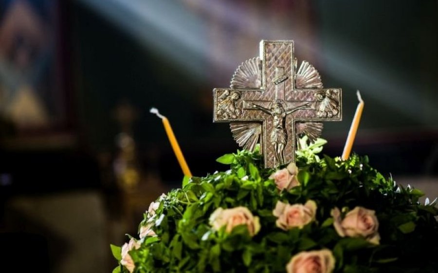 Τι γιορτάζουμε του Τιμίου Σταυρού και  γιατί μοιράζουν βασιλικό;