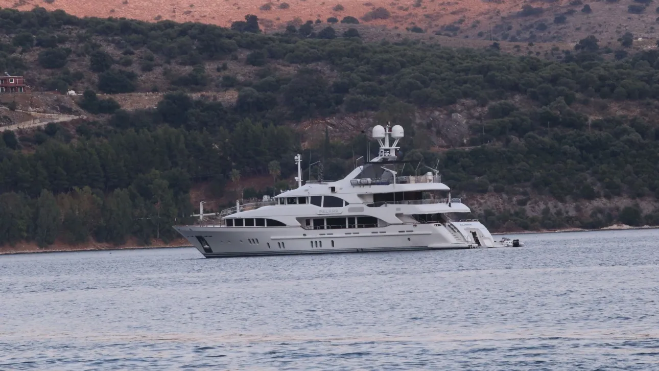 «ΣΥΝΑΓΕΡΜΟΣ»: Θαλαμηγός με τουρκική σημαία προσάραξε στη Σύμη!