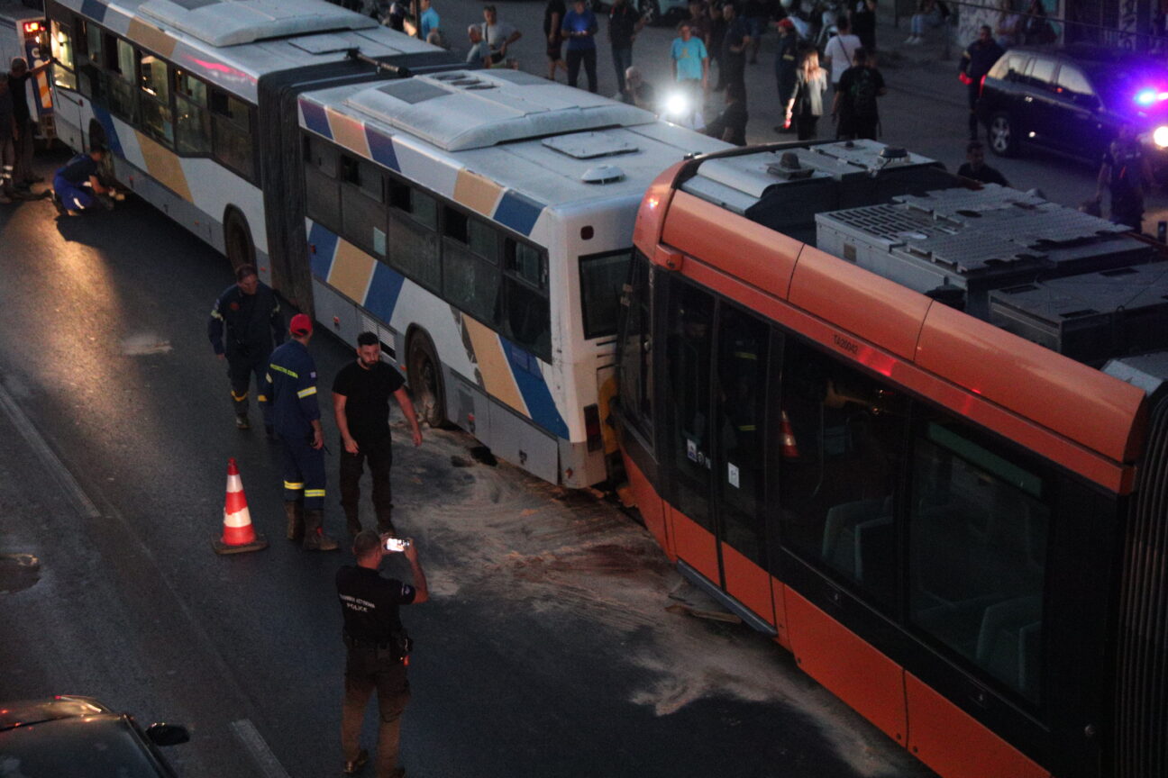 Σύγκρουση τραμ με λεωφορείο στον Πειραιά – Ο επίσημος «απολογισμός» των τραυματιών