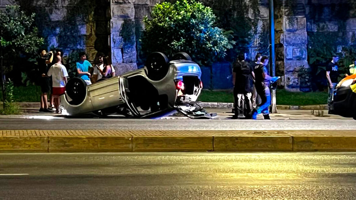 Αυτοκίνητο ανετράπη έξω από τους Στύλους του Ολυμπίου Διός(ΦΩΤΟ)