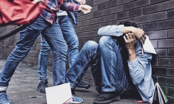 Ανήλικα αγόρια και κορίτσια «ξυλοφόρτωσαν» 18χρονο και τον λήστεψαν