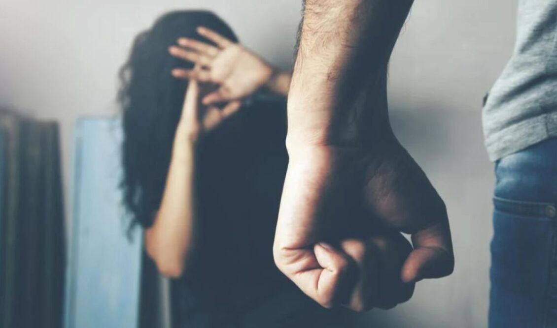 «Σε διαθεσιμότητα» στρατιωτικός γιατρός μετά από «καταγγελίες» για ενδοοικογενειακή βία