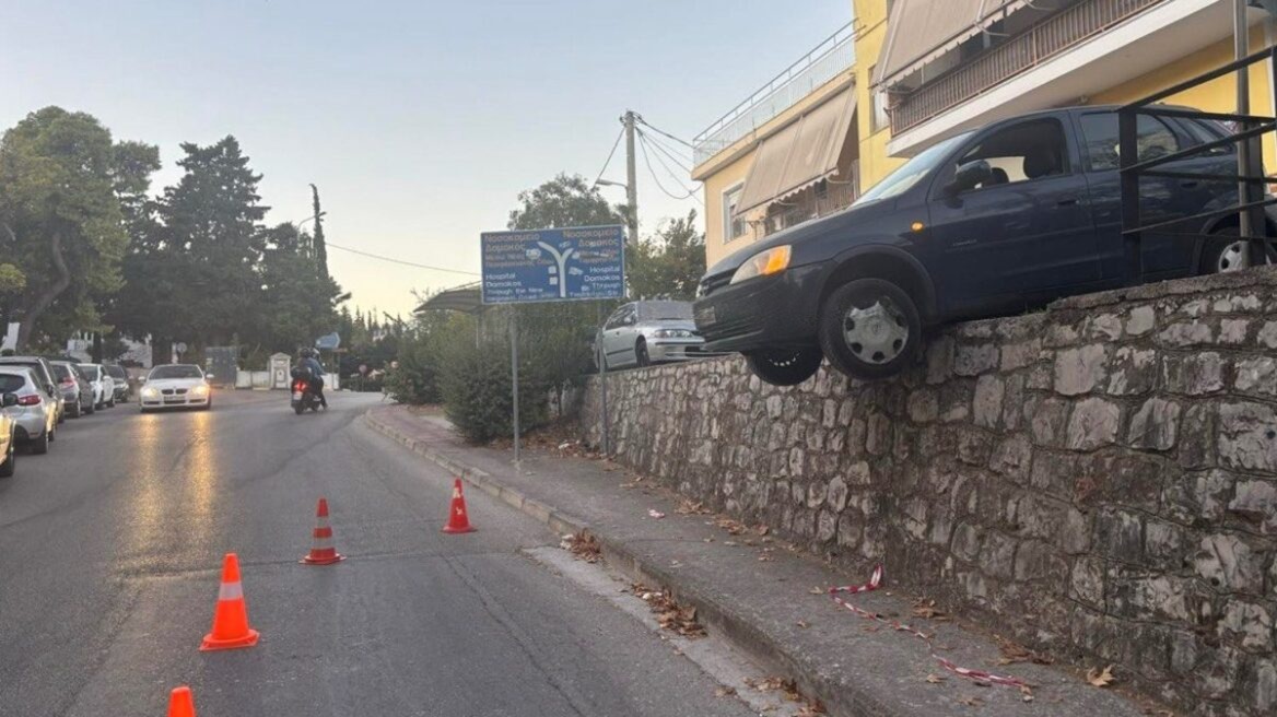 Σοκ στη Λαμία: Οδηγός μπήκε ανάποδα σε δρόμο και «κρεμάστηκε» με το ΙΧ