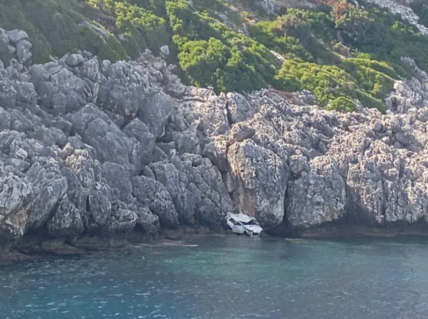 Κεφαλονιά: 23χρονος χάνει τη ζωή του πέφτοντας με το αυτοκίνητο από γκρεμό – Σοκαριστικές εικόνες από το σημείο