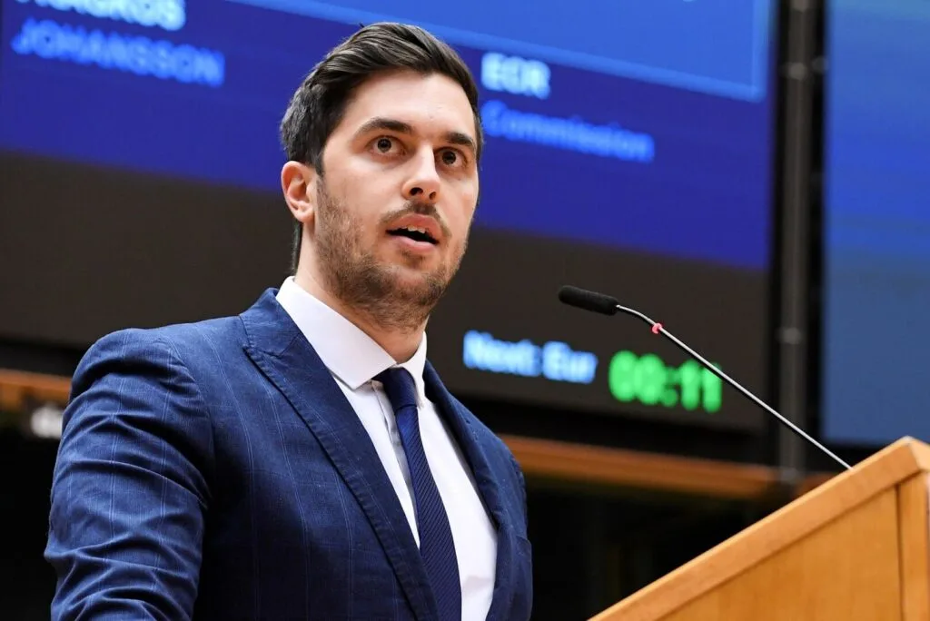 Εμμανουήλ Φράγκος – Θέλουν να κάνουν τα μωρά «ΕΜΠΟΡΕΥΜΑ»