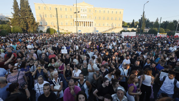 Γκαζάκια και σφυρί στο Σύνταγμα – Τρεις συλλήψεις πριν το συλλαλητήριο! (ΦΩΤΟ)