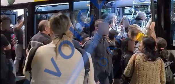 Χαμός στα μέσα μεταφοράς: Ουρές, συνωστισμός και ταλαιπωρία – Δείτε βίντεο και εικόνες
