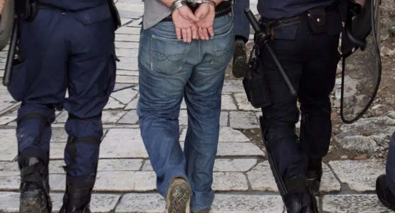 «Χειροπέδες» σε 3 αλλοδαπούς για απόπειρα ανθρωποκτονίας και ναρκωτικά