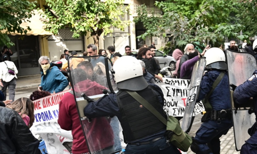 Οργή και αγανάκτηση για την επίθεση σε εκπαιδευτικούς, γονείς και παιδιά έξω από τη ΔΙ.Π.Ε. Α’ Αθήνας