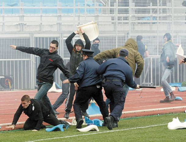 Χάος στην Πάτρα  – Πατέρας έπαθε έμφραγμα προσπαθώντας να γλιτώσει το παιδί του από επεισόδια σε αγώνα