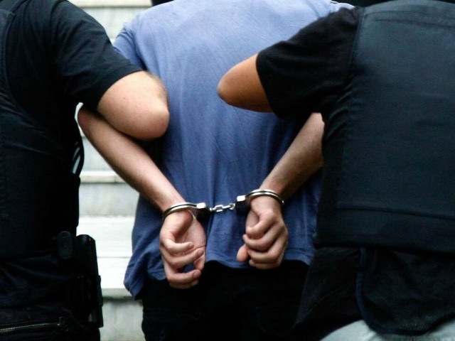 «Χειροπέδες» σε φυγόποινο αλλοδαπό για ενδοοικογενειακή βία και κλοπή