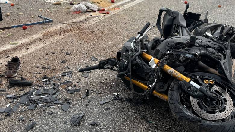 Νεκρός οδηγός μηχανής σε τροχαίο με φορτηγό