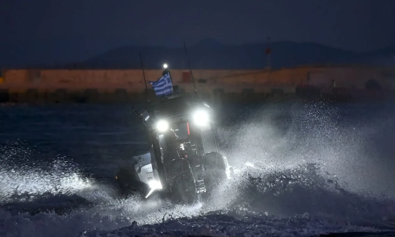 Σάμος: Καταδίωξη ταχυπλόου με 14 επιβαίνοντες – 5.000 ευρώ πλήρωσε ο καθένας στους διακινητές