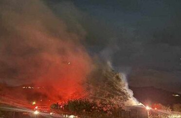 Συναγερμός στη Φθιώτιδα: Φωτιά κατακαίει αποθήκη στη Μακρακώμη – Δείτε φωτογραφίες