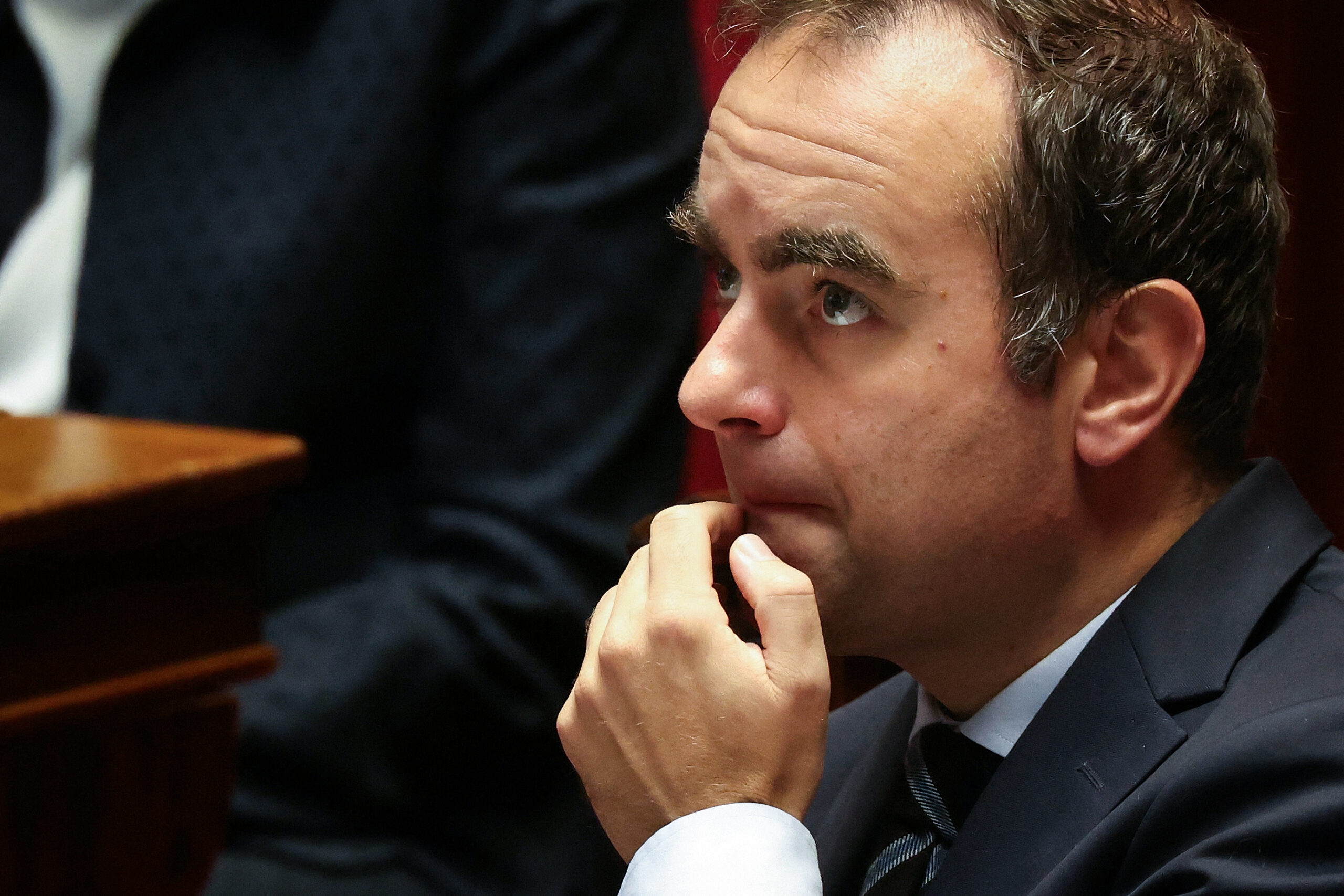 Πληρώνει βαρύ τίμημα ο Γάλλος πρωθυπουργός