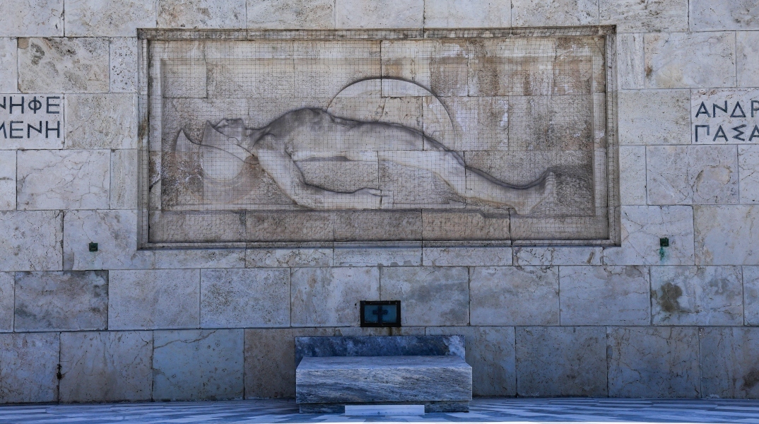 Μητσοτάκης, Δούκας, Δένδιας έκαναν «μουτζούρη» τον Άγνωστο Στρατιώτη