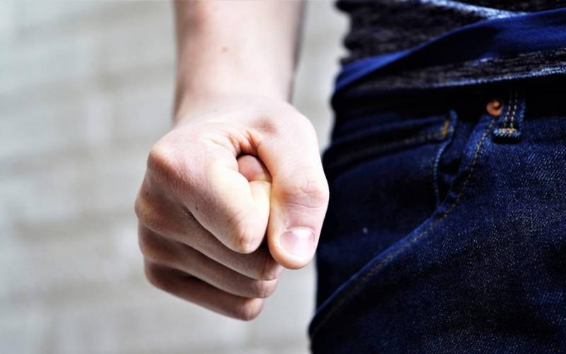 Άγρια συμπλοκή μαθητών στο Περιστέρι με τούβλα και σκουπόξυλα – Τραυματίστηκαν καθηγητές