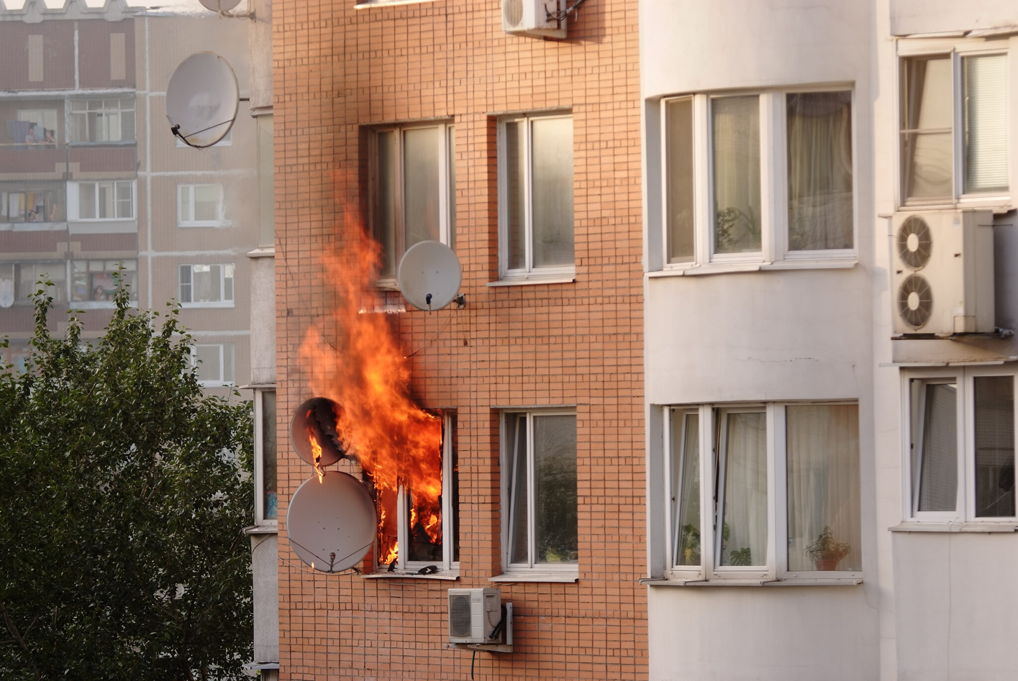 Έβαλε φωτιά στο διαμέρισμα της για.. μια κατσαρίδα — νεκρή μία γυναίκα!