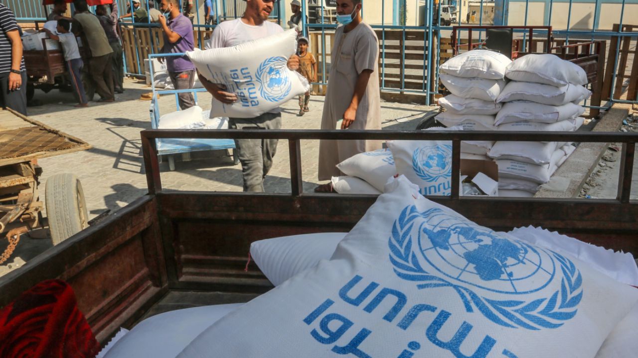 Η UNRWA «ξεκλειδώνει» τη βοήθεια: Τρόφιμα και φάρμακα ετοιμάζονται να κατακλύσουν τη Γάζα