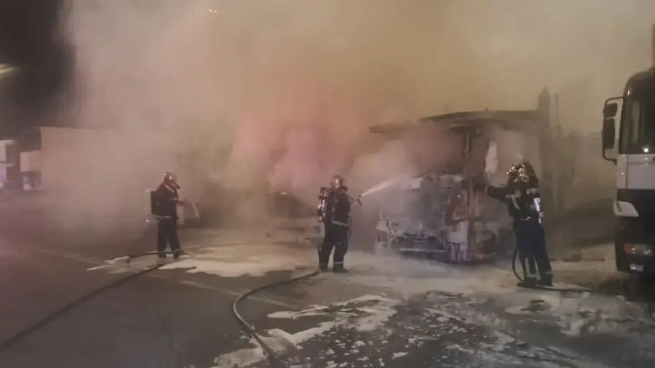 Συναγερμός τη νύχτα στο λιμάνι του Ηρακλείου – Φωτιά σε σταθμευμένες νταλίκες