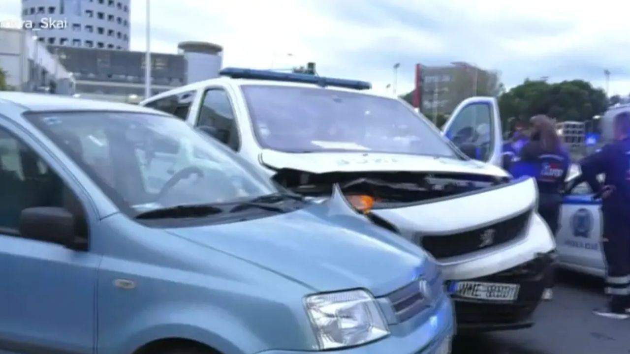 Σύγκρουση στη Θεσσαλονίκη: Αυτοκίνητο «καρφώθηκε» σε ιδιωτικό ασθενοφόρο στη μέση του δρόμου