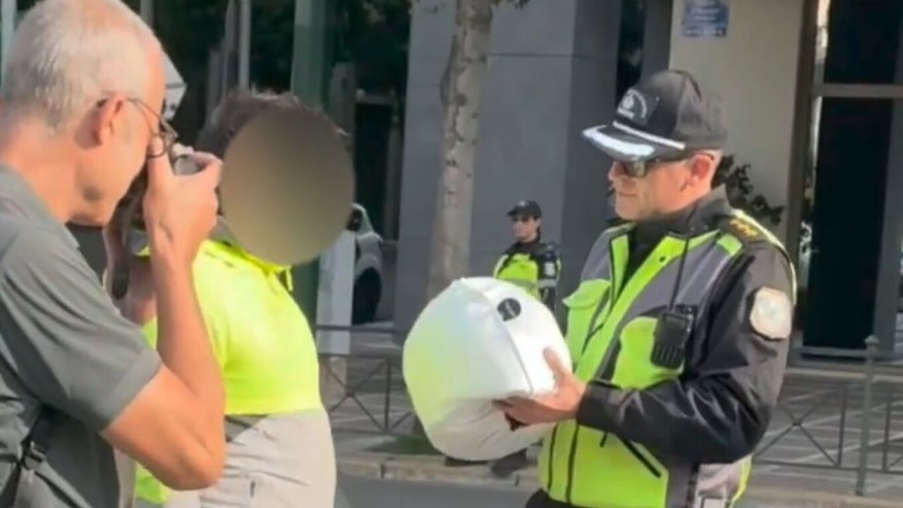 Τροχαία μοιράζει κράνη σε παραβάτες δικυκλιστές