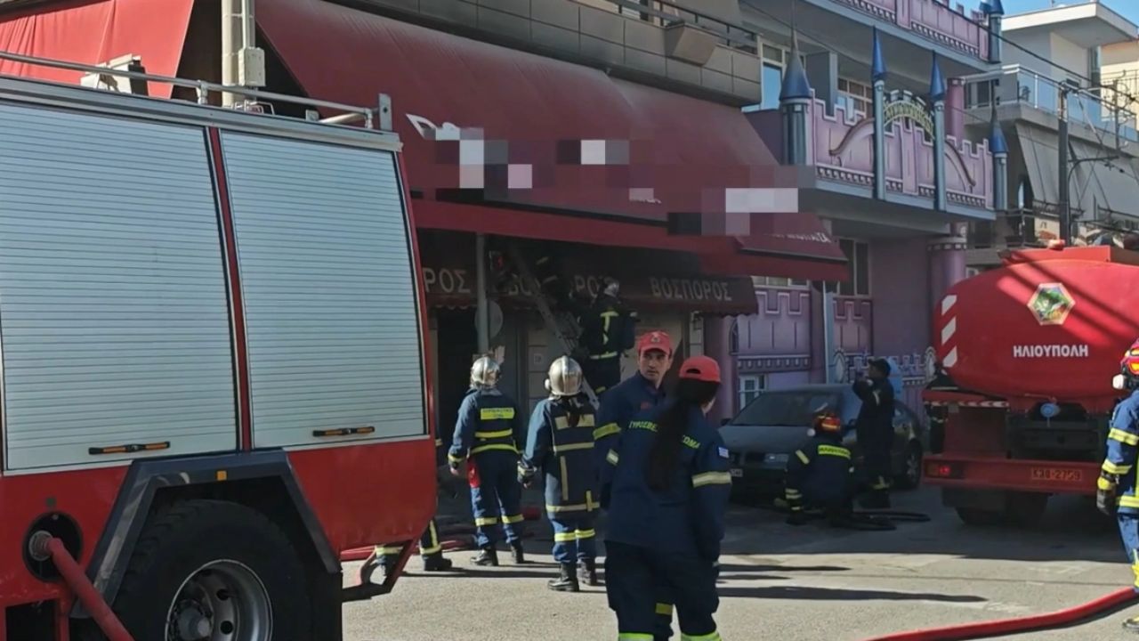 Φωτιά στην Ηλιούπολη: Πανικός σε καφετέρια – Οι φλόγες ξεκίνησαν από το πατάρι του καταστήματος