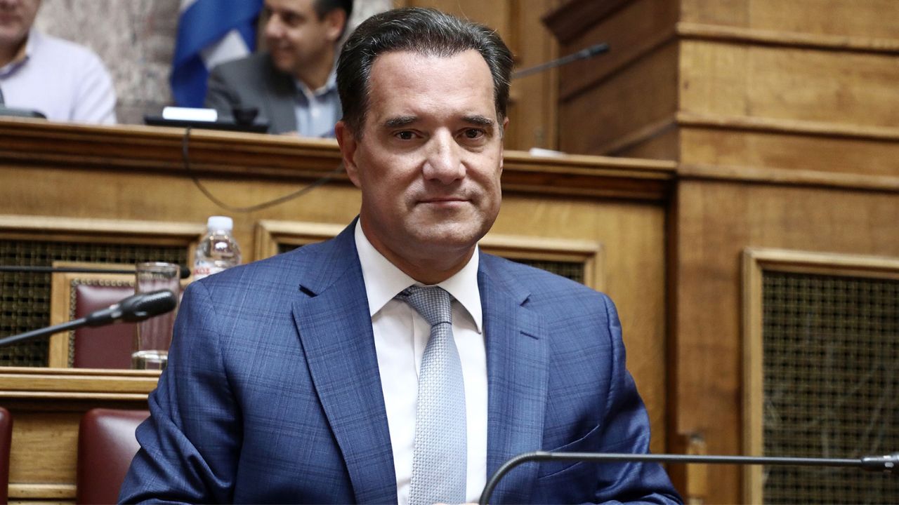 Αιμορραγεί το ΕΣΥ – Φεύγουν για Κύπρο και άλλες χώρες και ο Άδωνις εγκαινιάζει ντουβάρια.
