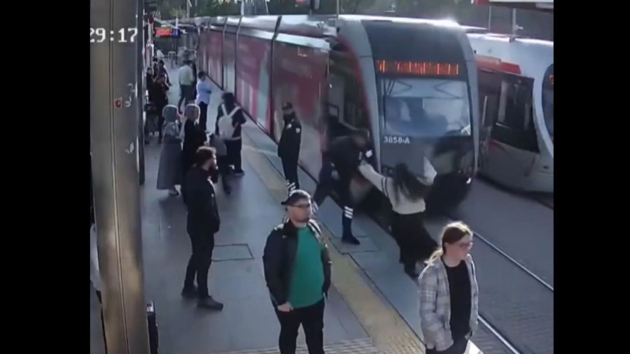 «Δευτερόλεπτα πριν την τραγωδία»: Φύλακας ασφαλείας σώζει κοπέλα από βέβαιο θάνατο μπροστά σε διερχόμενο τραμ στην Τουρκία