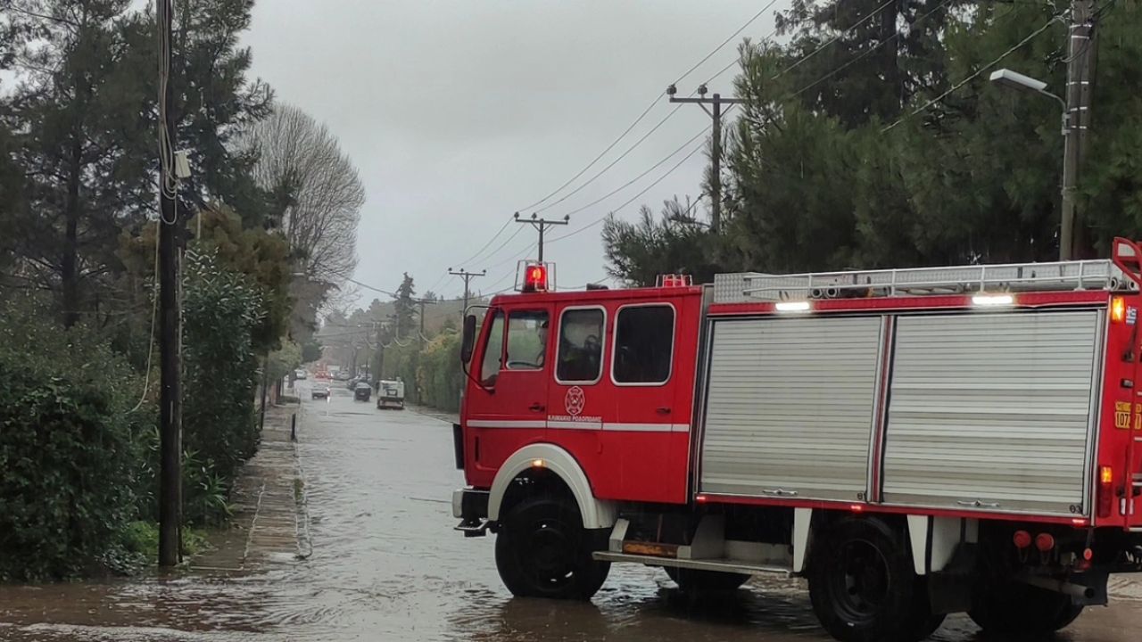 Ζάκυνθος στο έλεος της κακοκαιρίας: Δρόμοι ποτάμια και δέντρα σωριάζονται από τους ανέμους