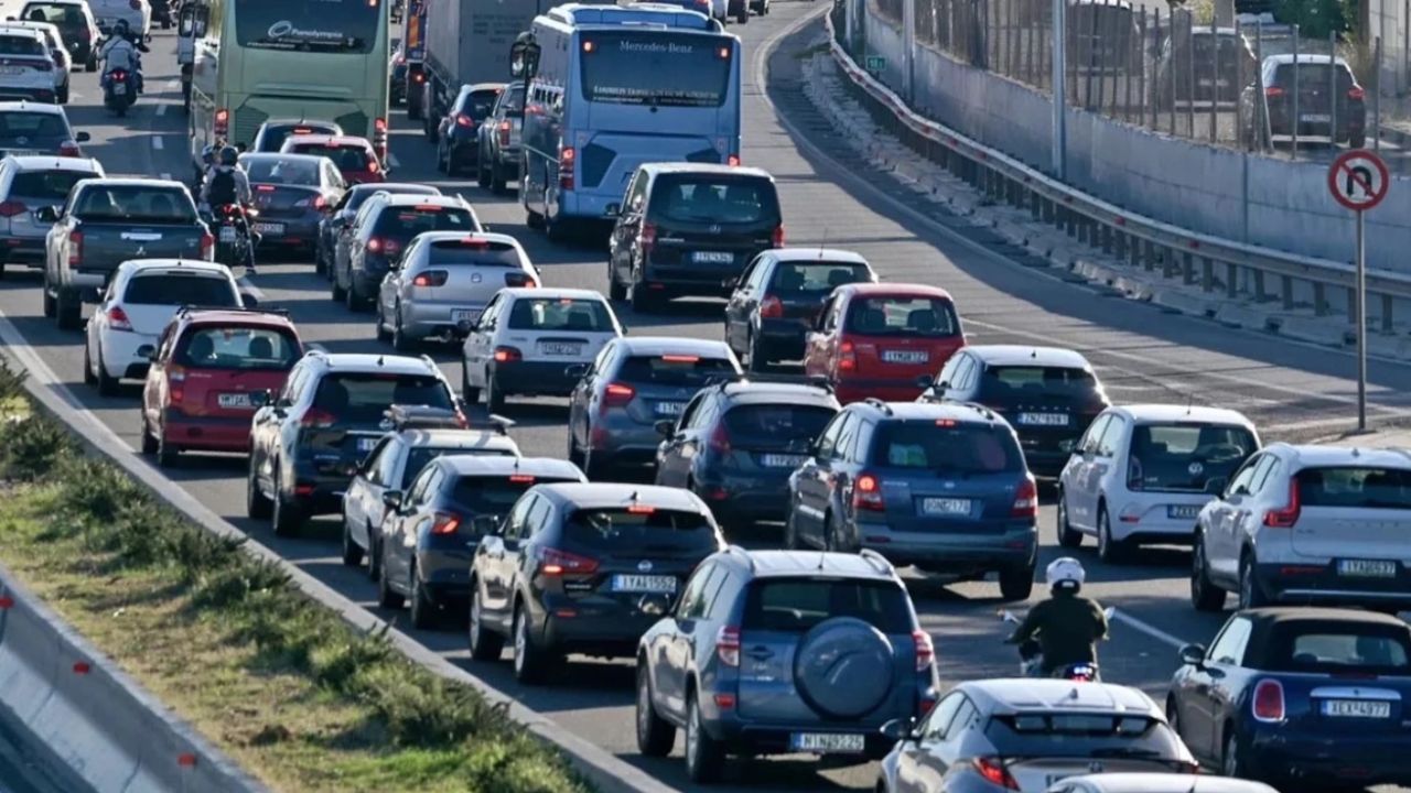 Κυκλοφοριακό χάος στην Αττική Οδό – Καθυστερήσεις έως 45’ μετά από τροχαίο