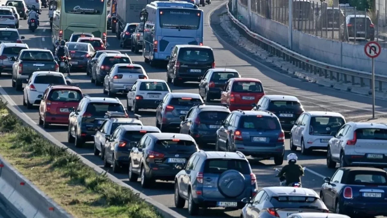 Κυκλοφοριακό χάος στην Αττική Οδό – Καθυστερήσεις έως 45’ μετά από τροχαίο