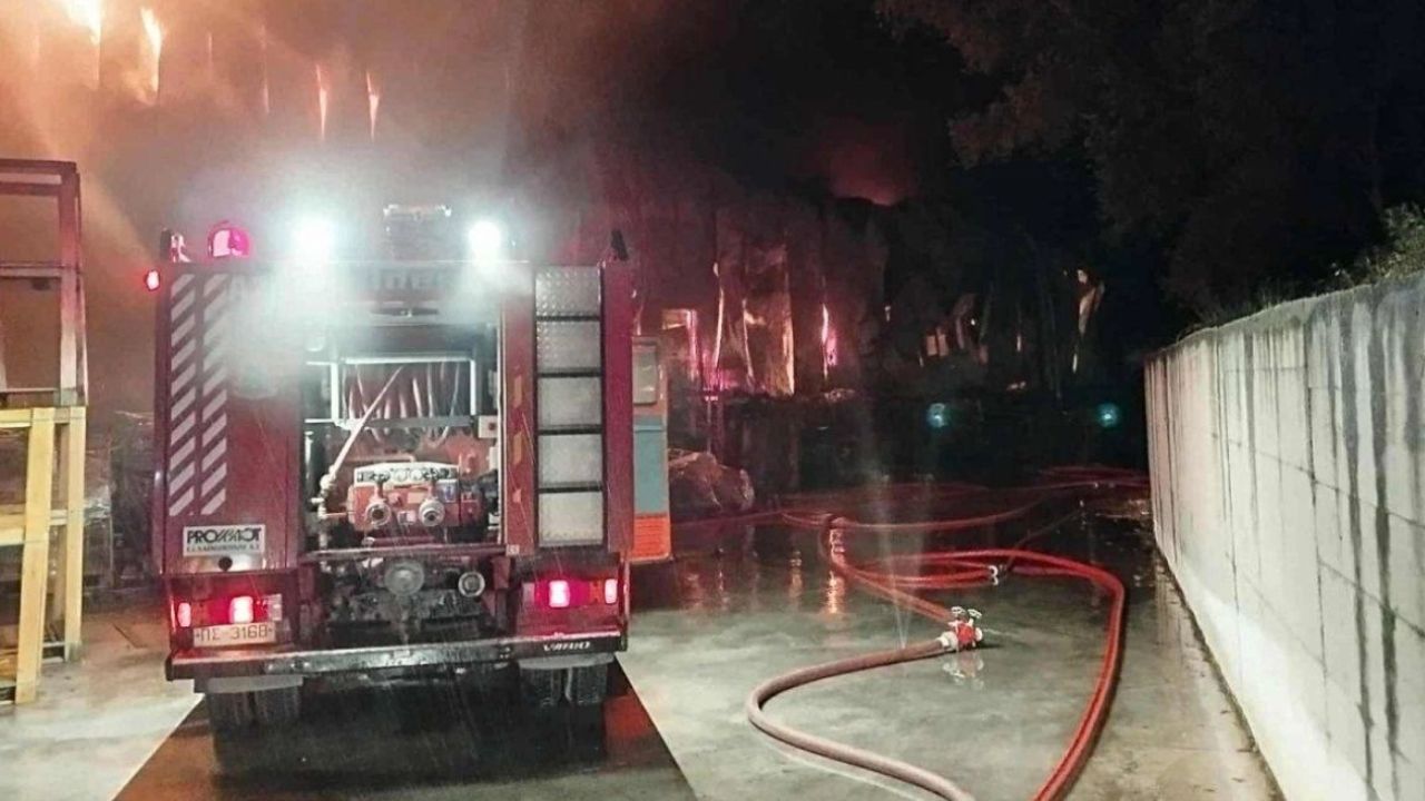 Φωτιά από τα ξημερώματα σε επιχείρηση κατεψυγμένων στην Κέρκυρα – Μήνυμα από το 112