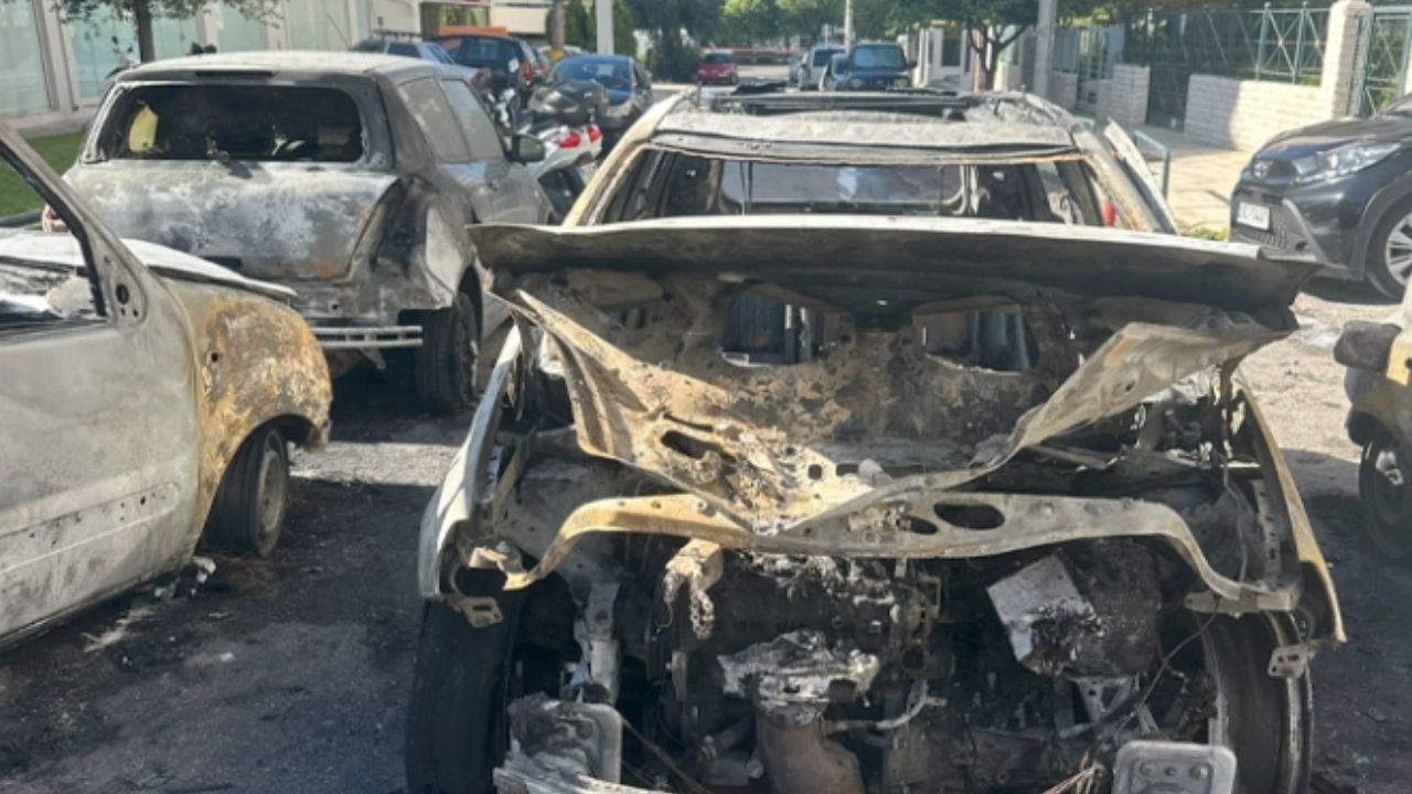 Φωτιά στον Άλιμο: Καίγονται τέσσερα ΙΧ – Τρία ολοσχερώς καμένα, σοβαρές ζημιές στο τέταρτο