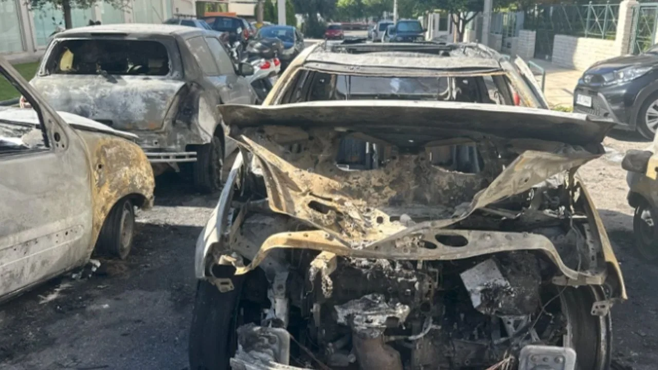 Φωτιά στον Άλιμο: Καίγονται τέσσερα ΙΧ – Τρία ολοσχερώς καμένα, σοβαρές ζημιές στο τέταρτο