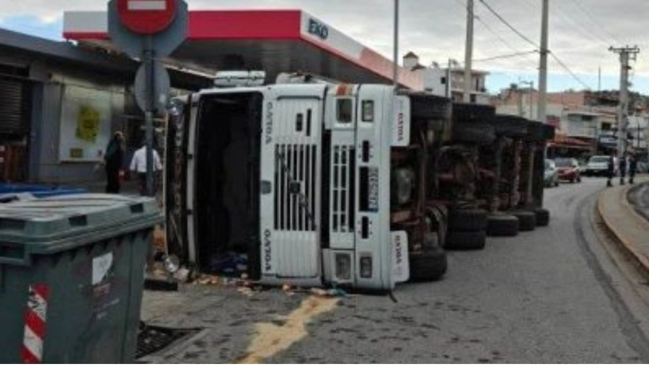 Σοκ στη Βάρη: Νταλίκα ανατράπηκε με φορτίο σακιών γεμάτα χώμα – Σοβαρό τροχαίο προκαλεί κυκλοφοριακό χάος
