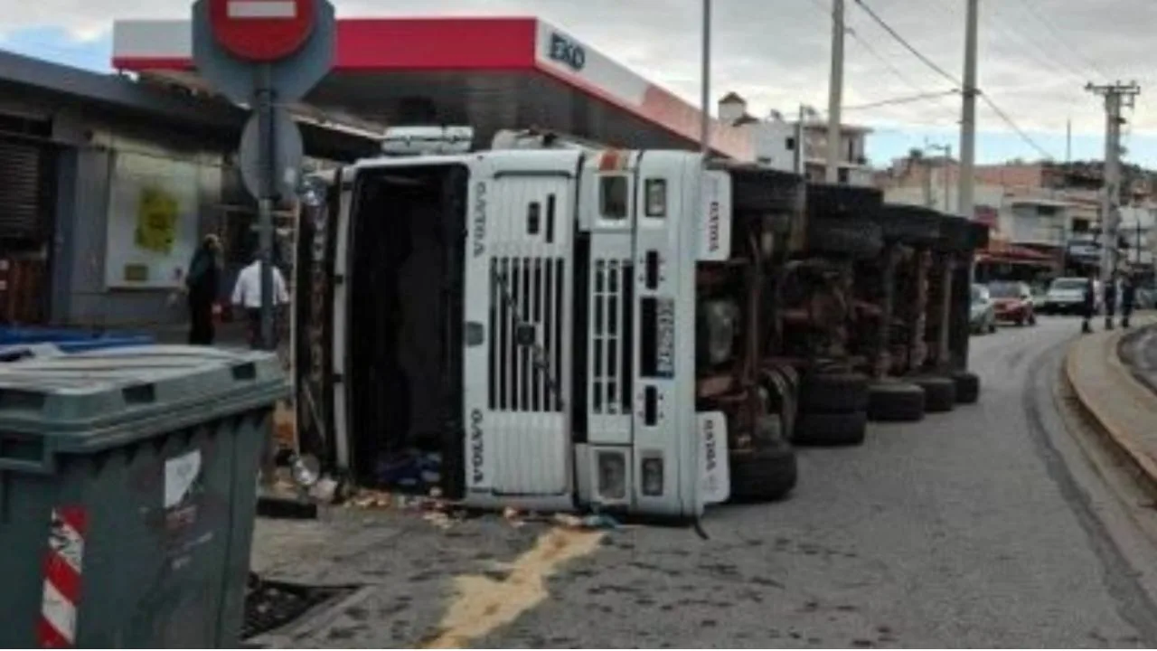 Σοκ στη Βάρη: Νταλίκα ανατράπηκε με φορτίο σακιών γεμάτα χώμα – Σοβαρό τροχαίο προκαλεί κυκλοφοριακό χάος