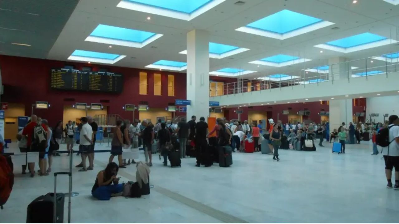 Κρήτη: Τρεις αλλοδαποί ταυτοποιήθηκαν για κλοπή τσάντας με 10.000 ευρώ από το αεροδρόμιο Χανίων