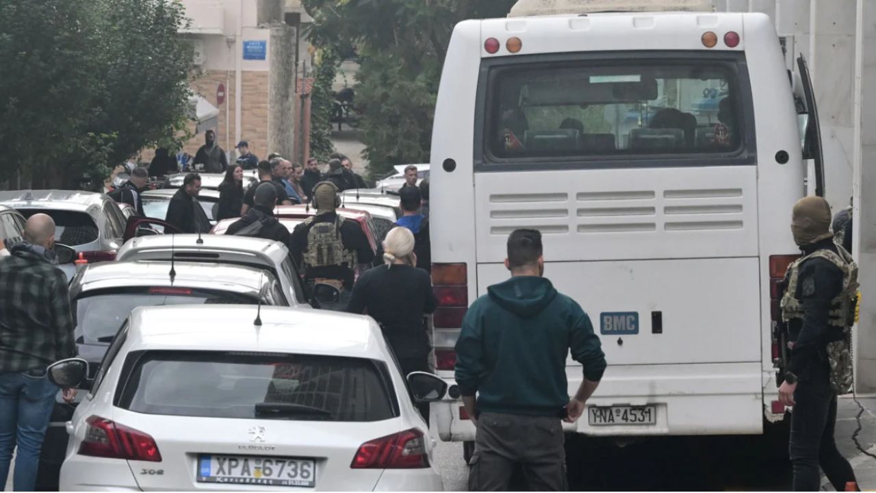 Με αστυνομικό κονβόι και δρακόντεια μέτρα ασφαλείας στη ΓΑΔΑ οι συλληφθέντες της μαφίας του ΟΠΕΚΕΠΕ