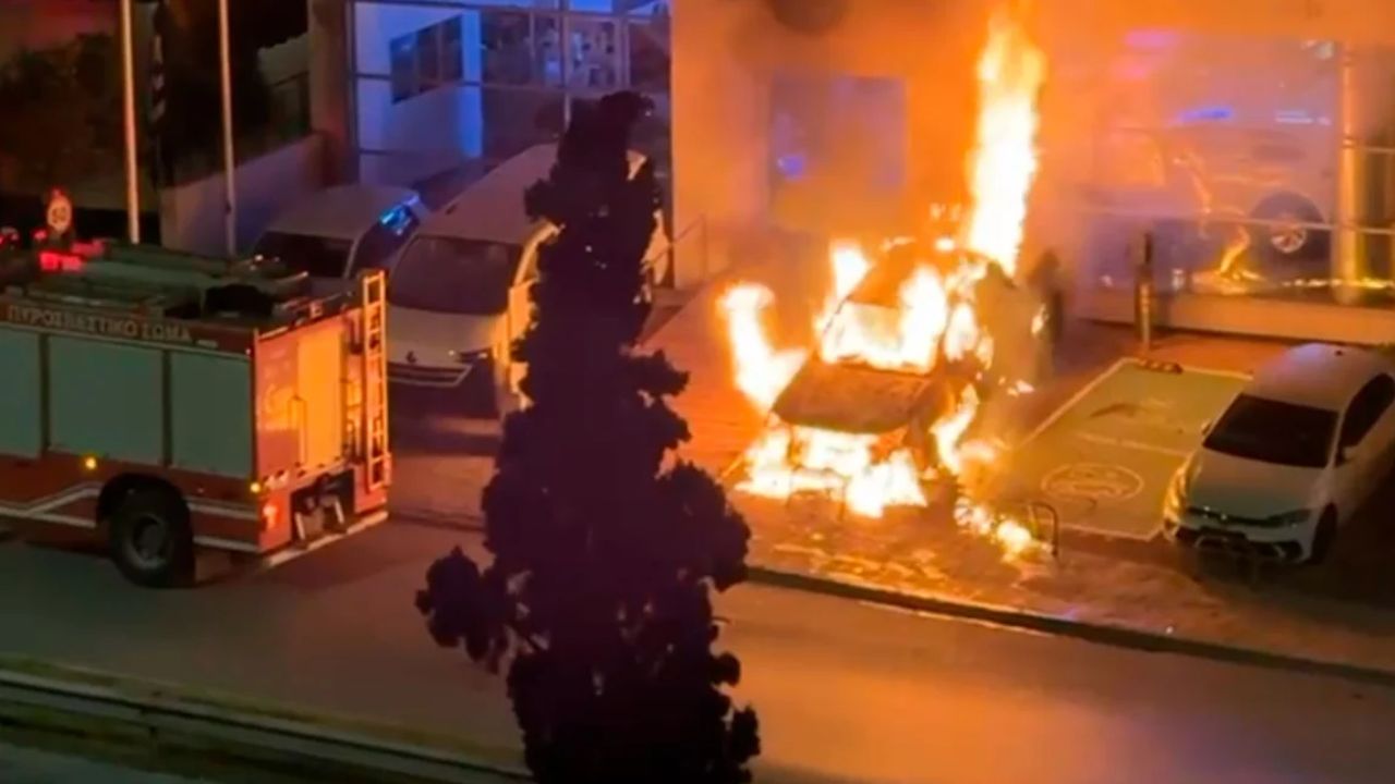 Νέα Φιλαδέλφεια: Εμπρηστική Επίθεση με Μπουκάλια Βενζίνης σε ΙΧ