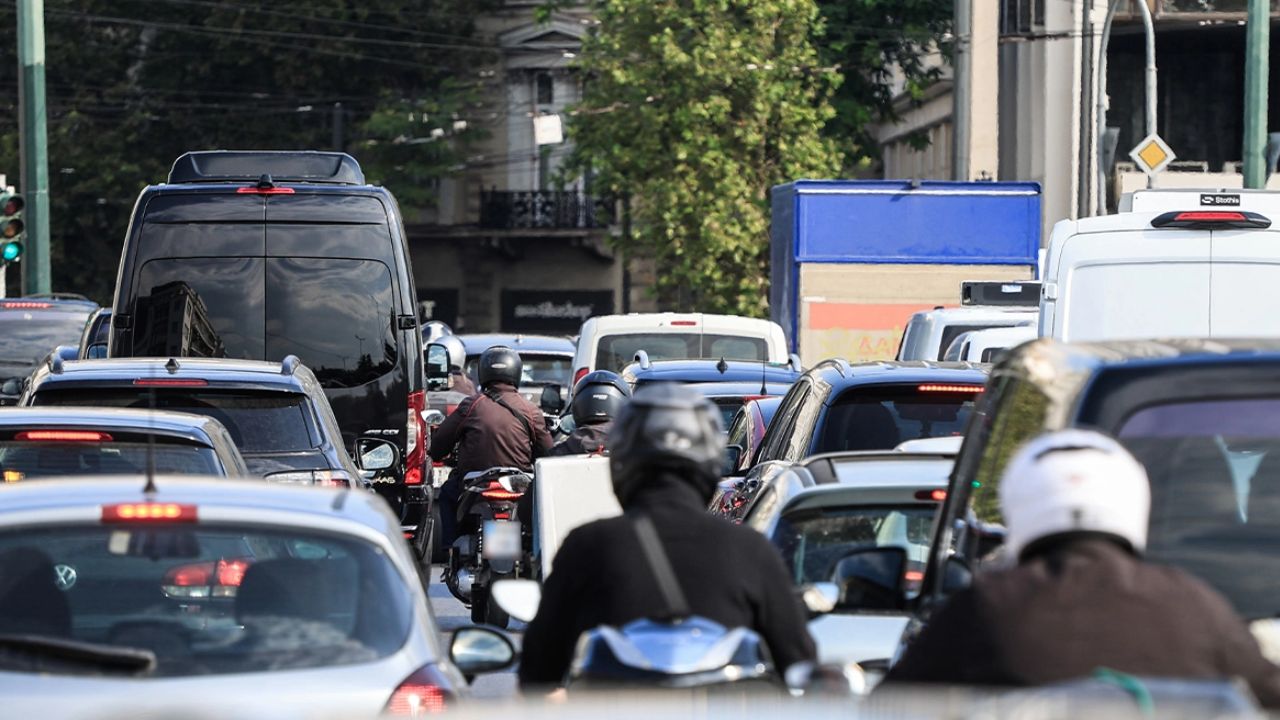 Κίνηση-κόλαση στους δρόμους: μποτιλιάρισμα στον Κηφισό και καθυστερήσεις έως 30΄ στην Αττική Οδό