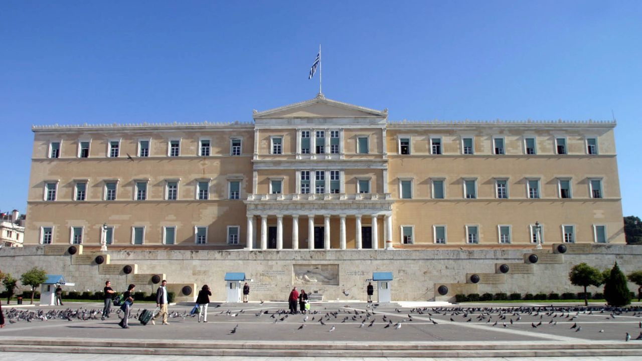Ζούμε στη «βανδοκρατία»: όταν το κράτος στήνεται για τους «επιφανείς» και γυρνά την πλάτη στους πολίτες.