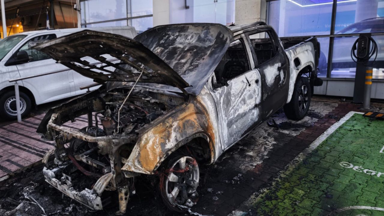 Φωτιά-Μυστήριο στη Νέα Χαλκηδόνα: Εμπρησμός πίσω από την καταστροφή; 5 αυτοκίνητα έγιναν στάχτη σε έκθεση