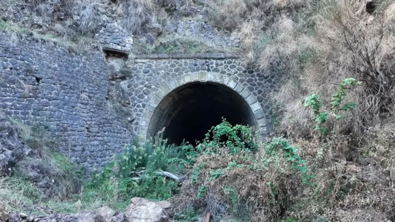 «Το Άουσβιτς της Φθιώτιδας»: Το φρικτό στρατόπεδο στα Καρυές που στοίχειωσε την ιστορία του Β’ Παγκοσμίου Πολέμου