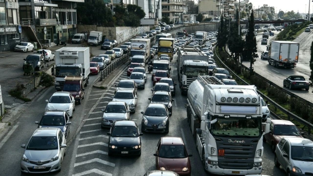 Κίνηση στο φουλ: Κηφισός στο “κόκκινο” – Ποιοι δρόμοι θυμίζουν… parking!