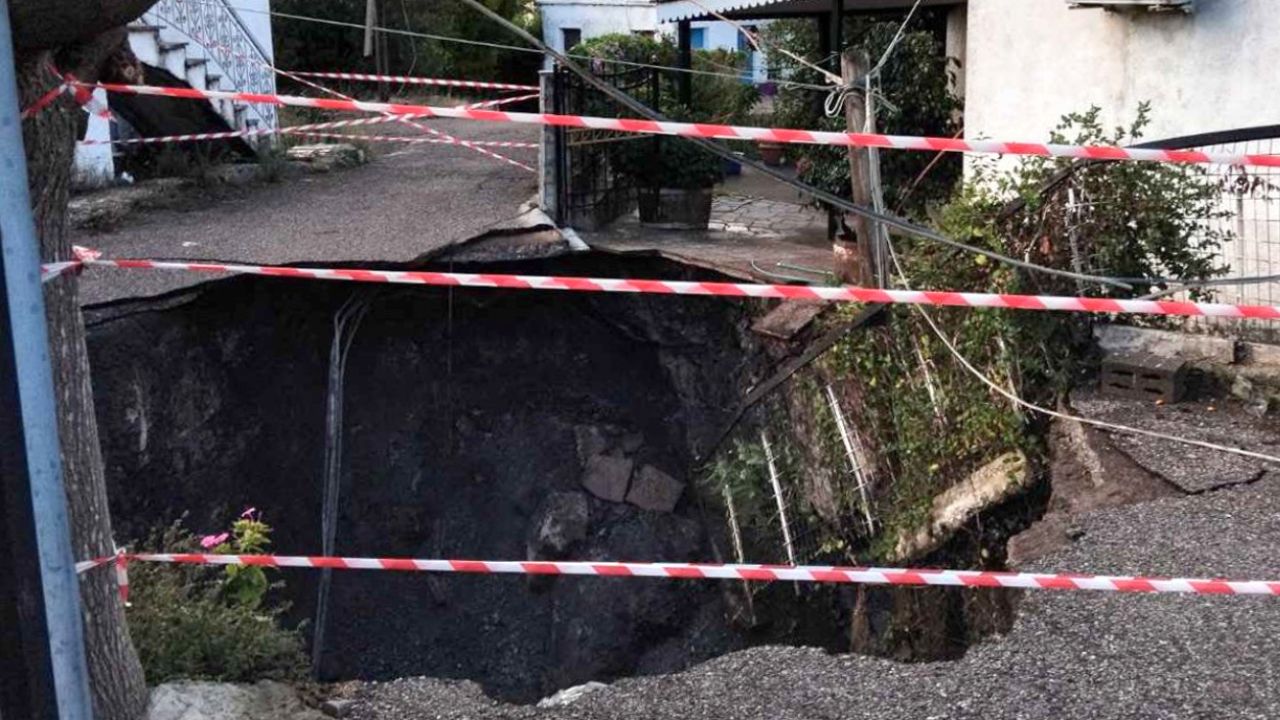 Σοκ στις Φυτείες: Άνοιξε κρατήρας δίπλα σε σπίτια – Δείτε τις φωτογραφίες
