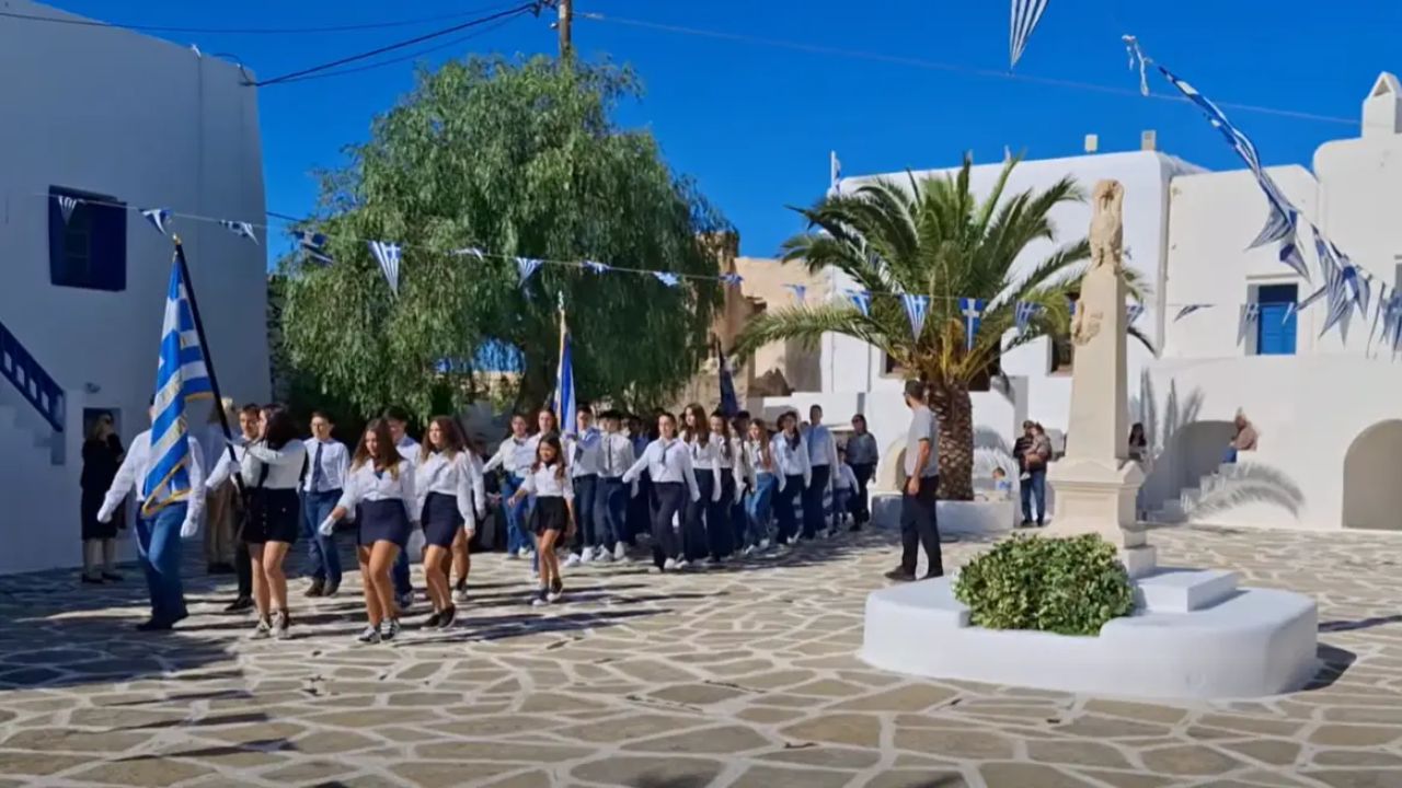 Συγκίνηση στη Σίκινο: Παρέλασαν μαζί οι 14 μαθητές του νησιού και παιδιά από το Ελληνικό