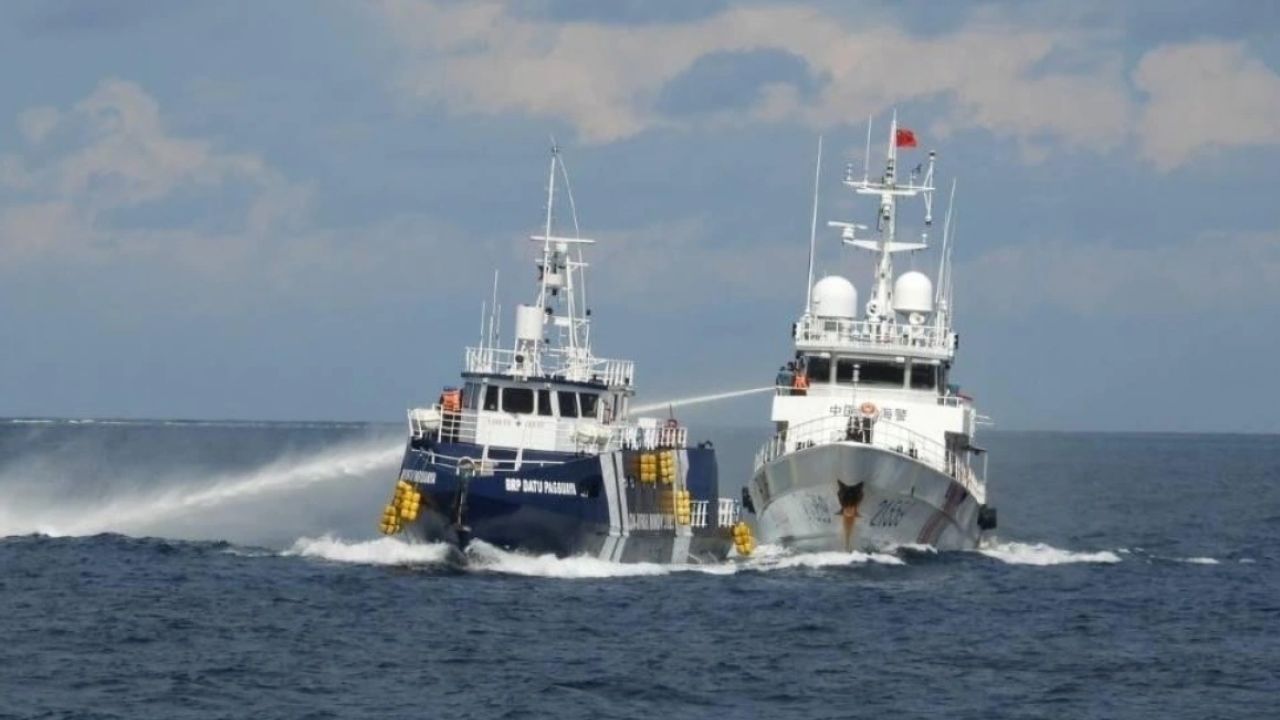 Ένταση στη θάλασσα: Σκάφος της κινεζικής ακτοφυλακής επιτίθεται με υδάτινο κανόνι σε Φιλιππινέζους λιμενικούς – Χτυπήθηκε και το πλοίο τους