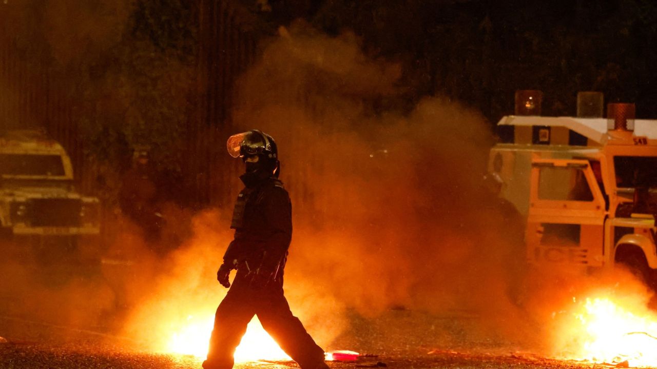 Βίαια επεισόδια στο Δουβλίνο – Η Ιρλανδία έγκωσε από τους λαθρομετανάστες