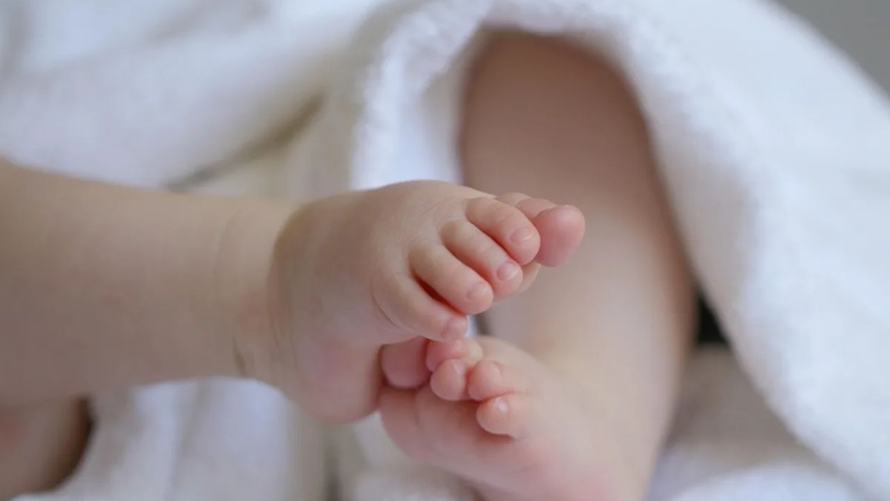 Λάρισα: Μωρό με εγκαύματα από καυτό λάδι έπαθε ανακοπή – Νοσηλεύεται σε κρίσιμη κατάσταση
